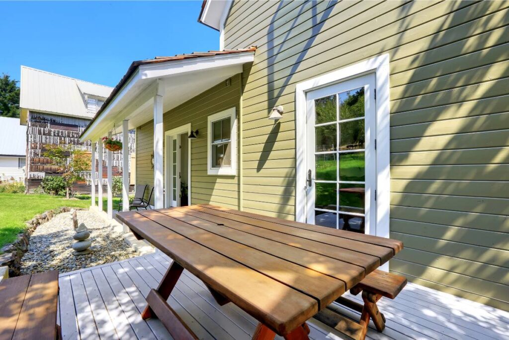 choosing the right paint for wood exteriors