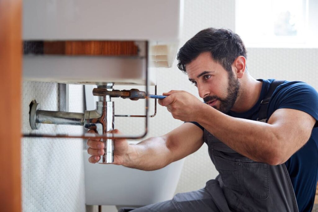 what to do in a plumbing emergency - address minor leaks